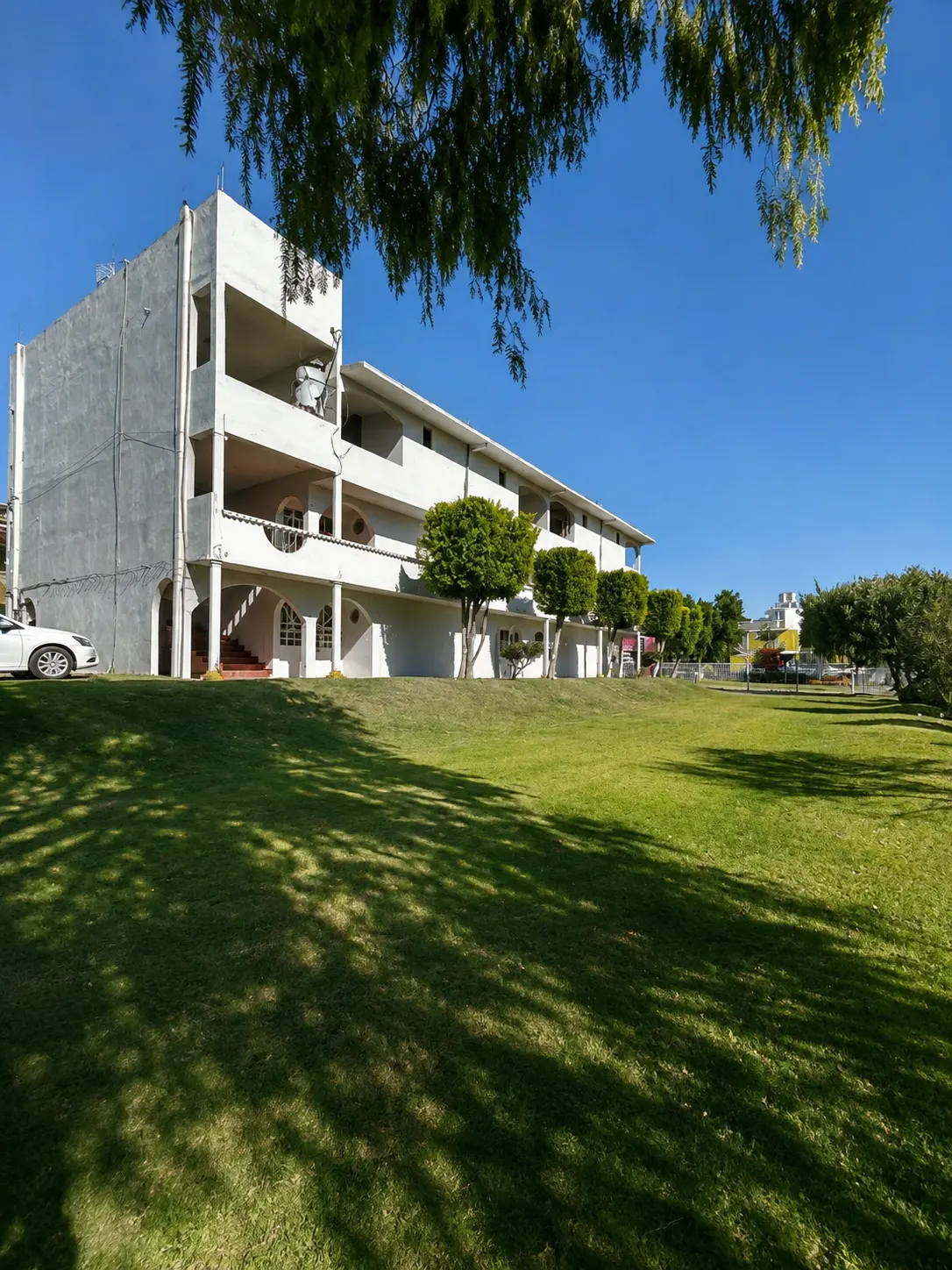 Habitaciones con balcón sobre el jardín del Hotel Antonio