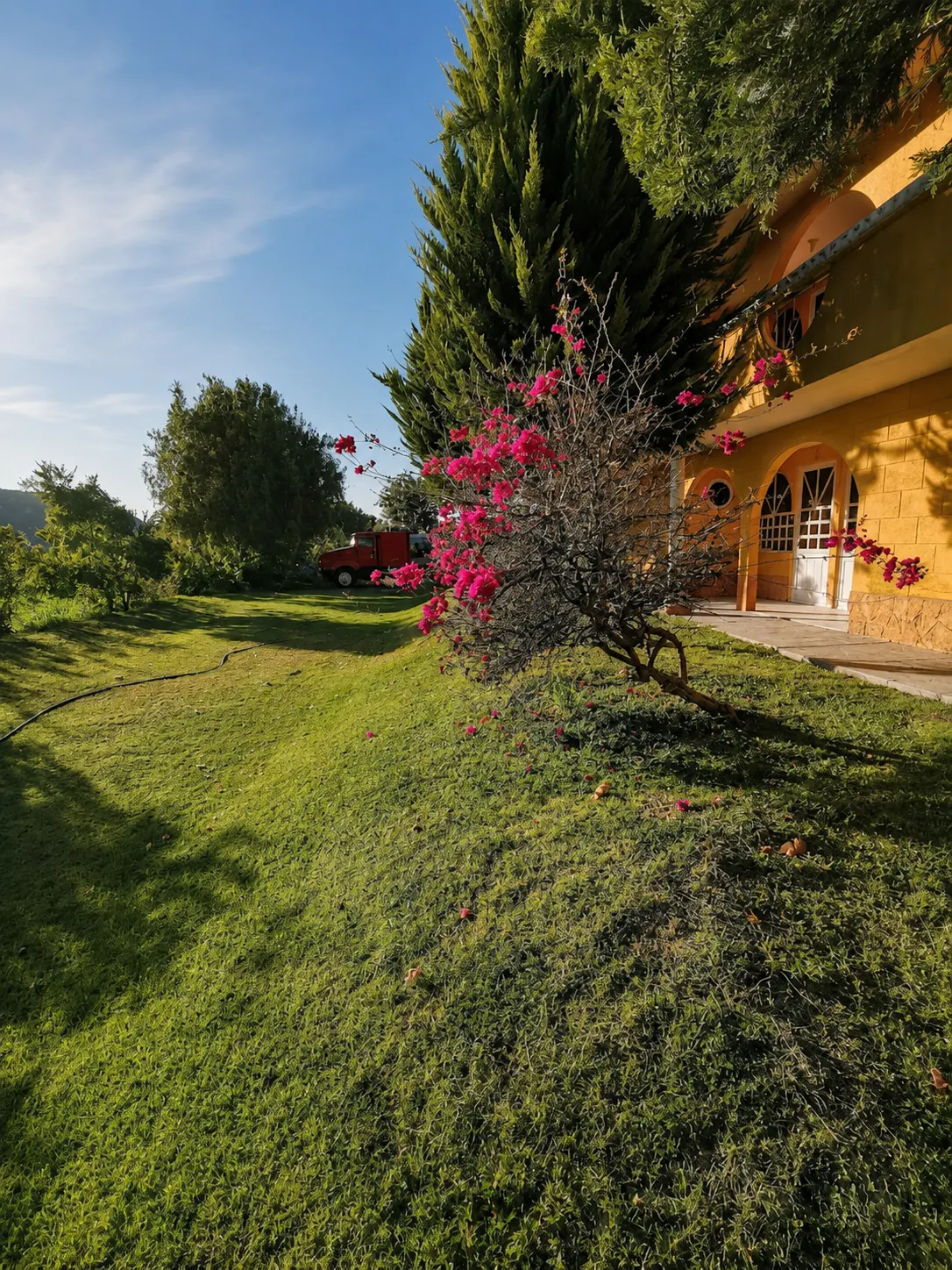 Jardín del Hotel Antonio con buganvilias y vista a la sierra