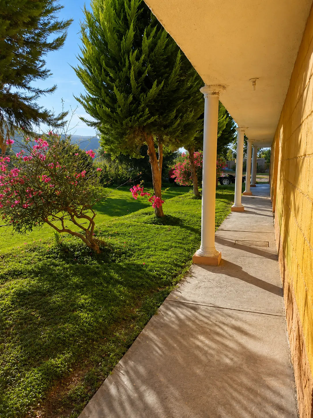 Corredor de columnas del Hotel Antonio junto al jardín